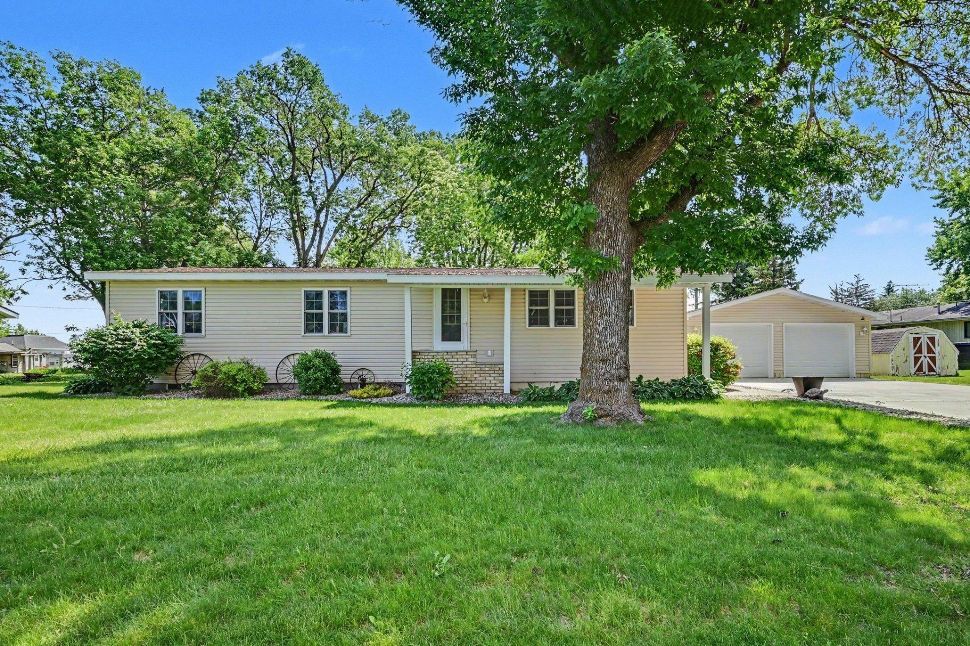 321 N State Avenue , Le Center, MN 56057
