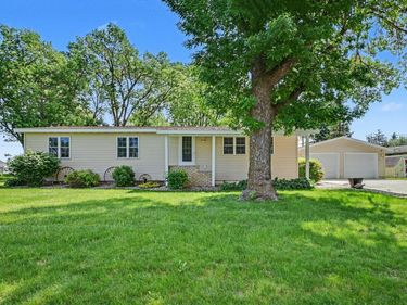 321 N State Avenue , Le Center, MN 56057