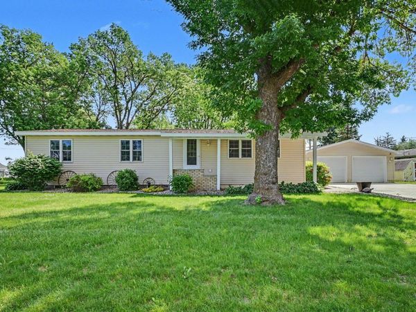 321 N State Avenue , Le Center, MN 56057