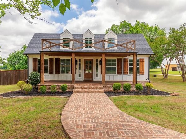 1305 N John Douglas Road , Van Alstyne, TX 75495