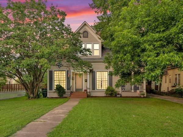 823 S Crockett Street , Sherman, TX 75090
