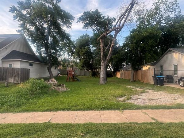 827 E Powell Avenue , Fort Worth, TX 76104