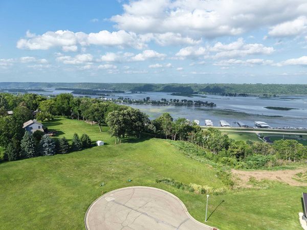 137 Royal Oaks Court, Guttenberg, IA 52052