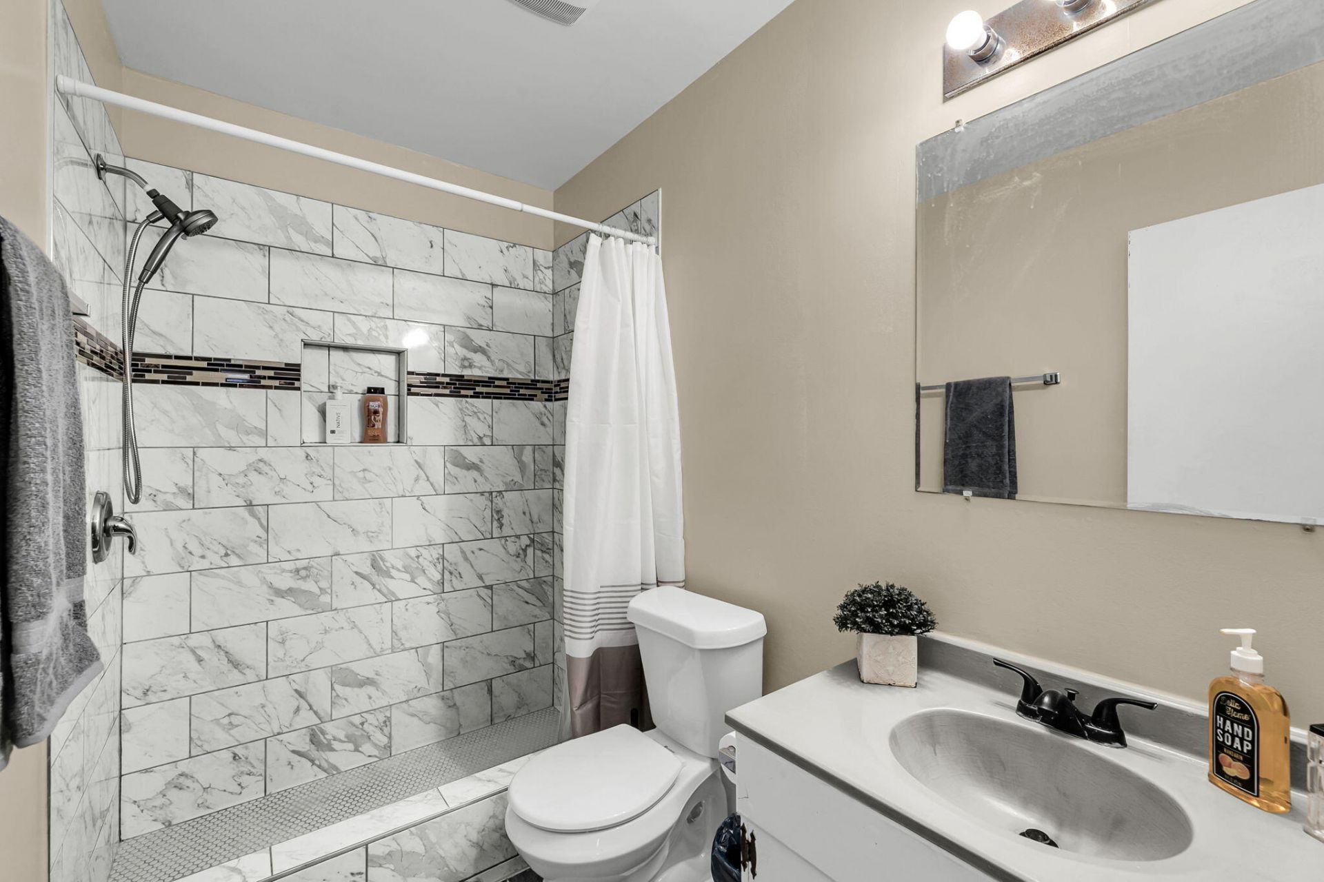 2491 Realm Street Photo 17