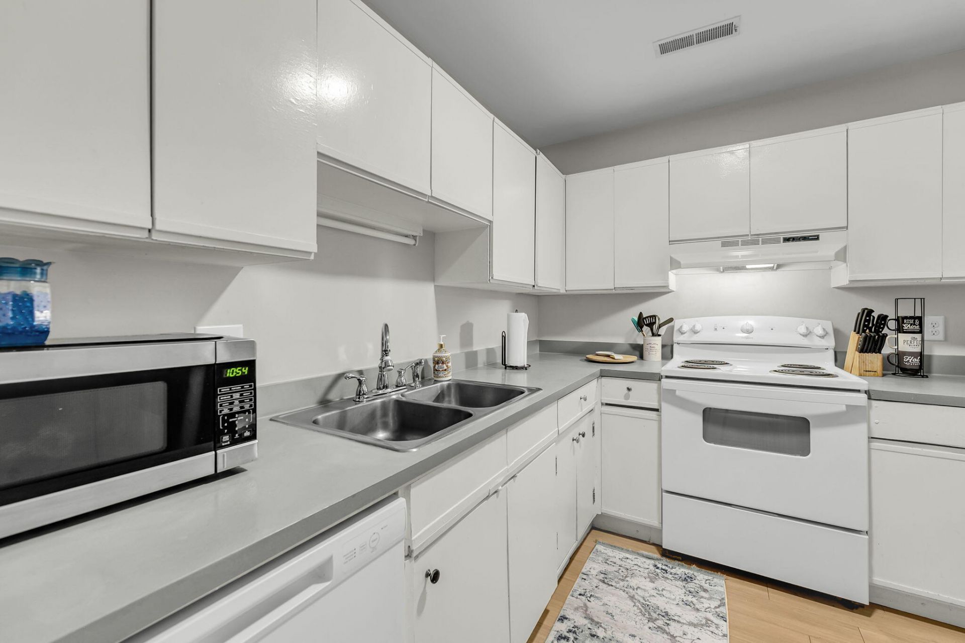2491 Realm Street Photo 7