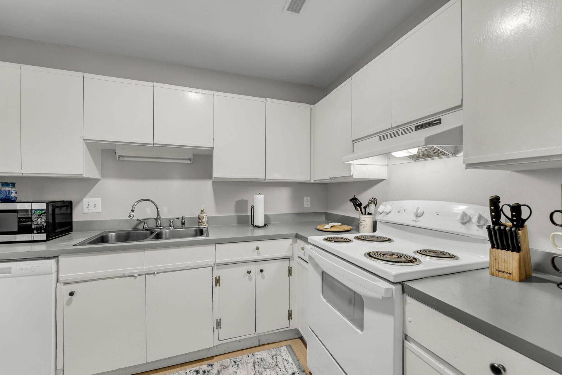 2491 Realm Street Photo 9
