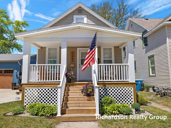 1347 Columbus Avenue, Grand Haven, MI 49417