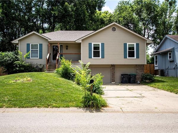 1016 SW Eastman Street, Blue Springs, MO 64015