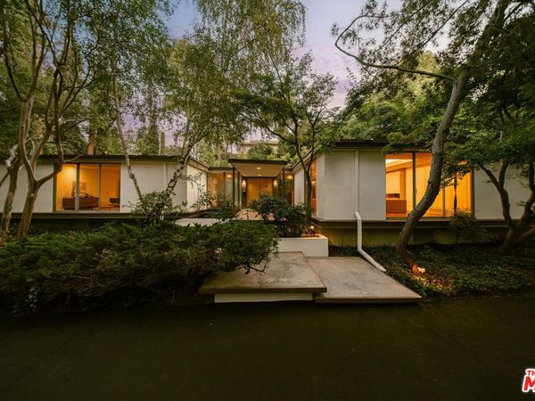 832 Canon Drive, Pasadena, CA 91106