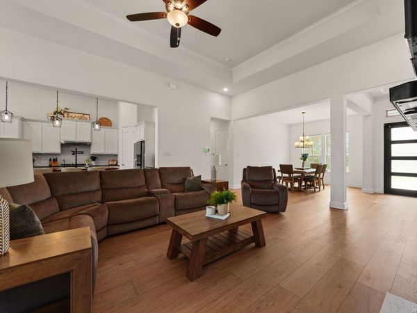 601 LEGEND PARK DR, Castroville, TX 78009