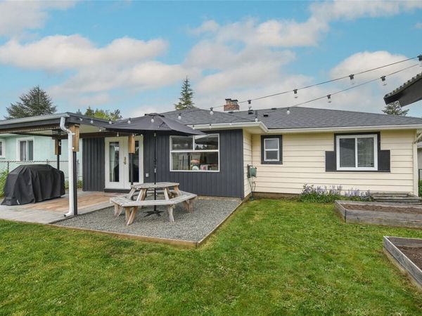 656 14th St , Courtenay, BC V9N 1W6