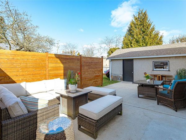 3172 Wascana St, Saanich, BC V9A 1W3