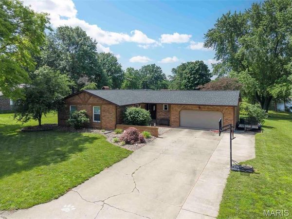 802 W Miller Drive, Staunton, IL 62088