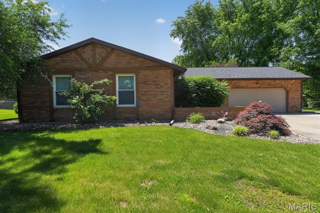 802 W Miller Drive , Staunton, IL 62088 Main Photo