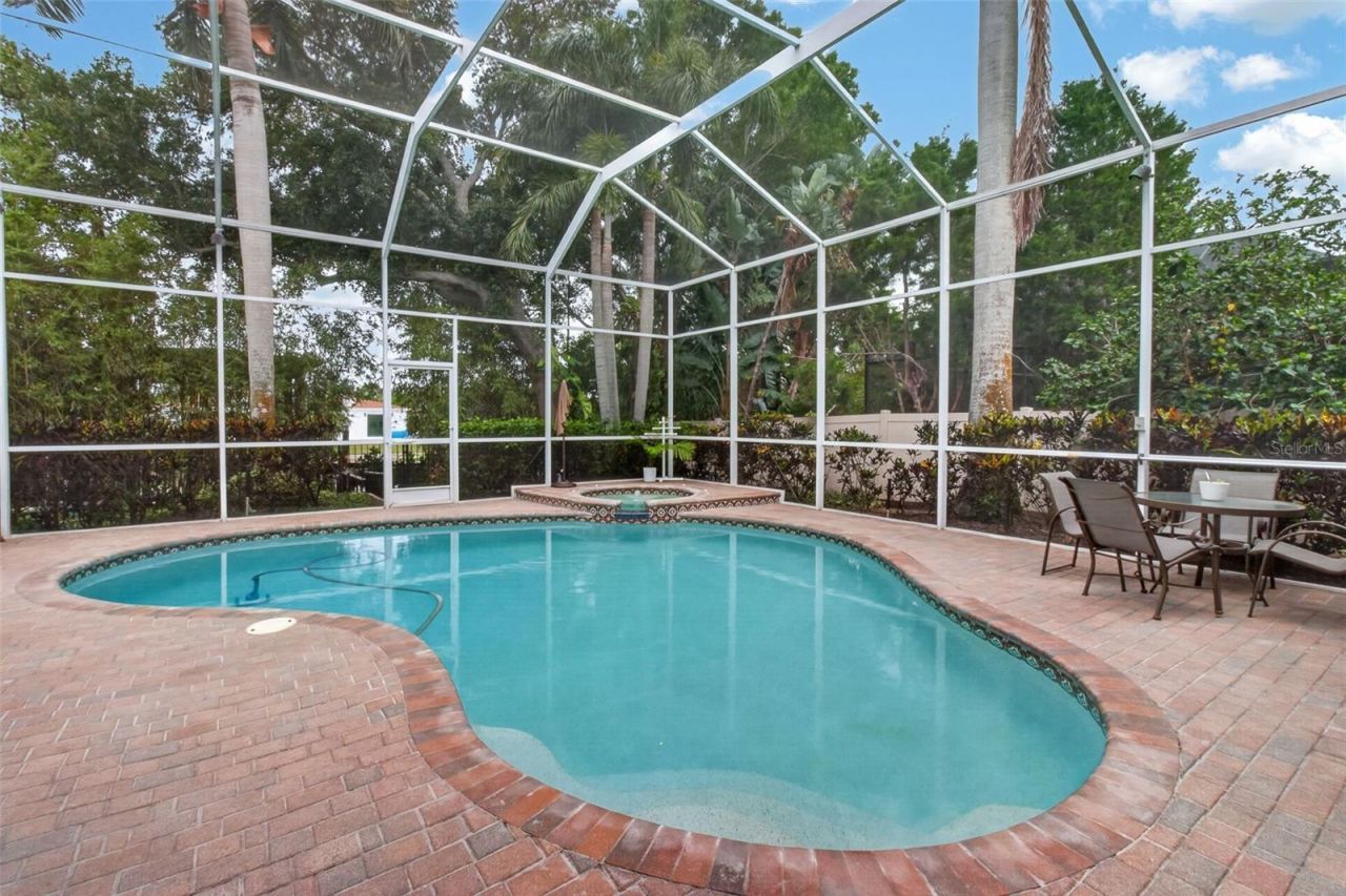 820 Sand Pine Drive Ne, Saint Petersburg, FL 33703 Photo