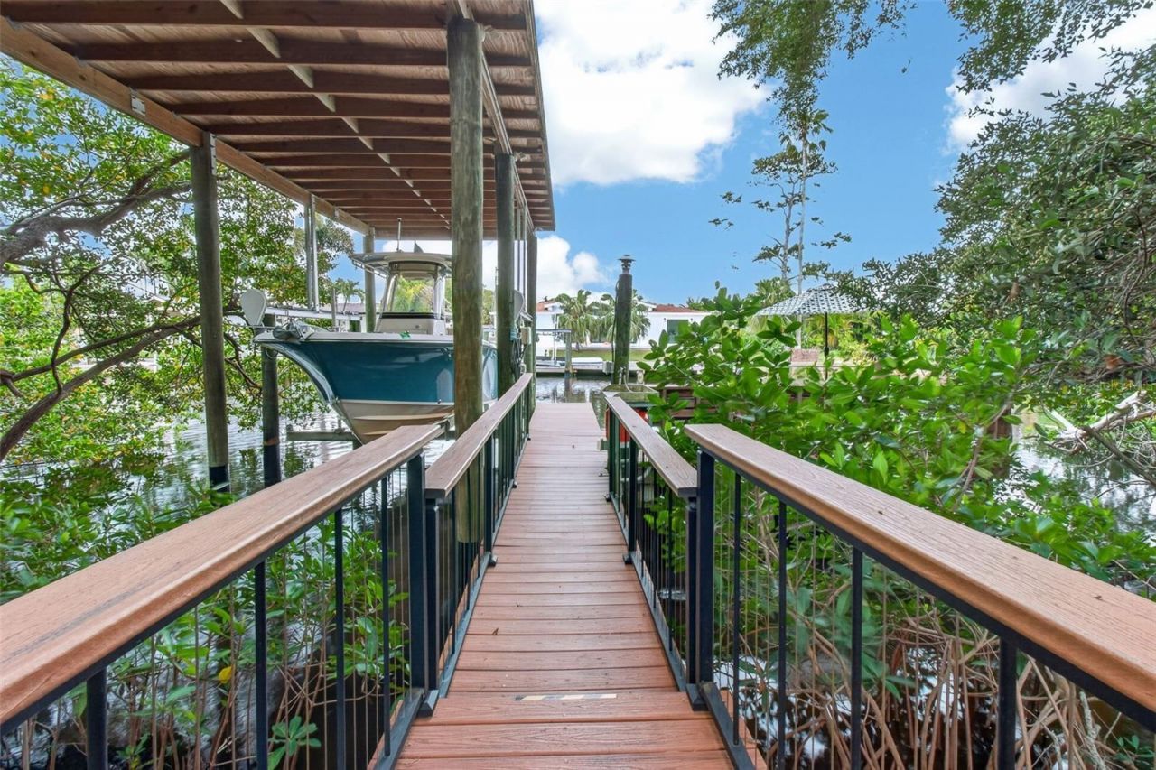 820 Sand Pine Drive Ne, Saint Petersburg, FL 33703 Photo