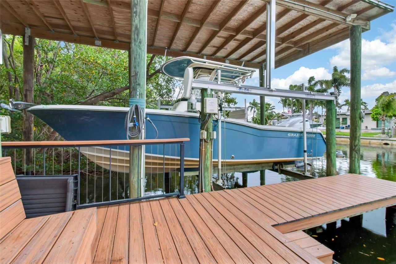 820 Sand Pine Drive Ne, Saint Petersburg, FL 33703 Photo
