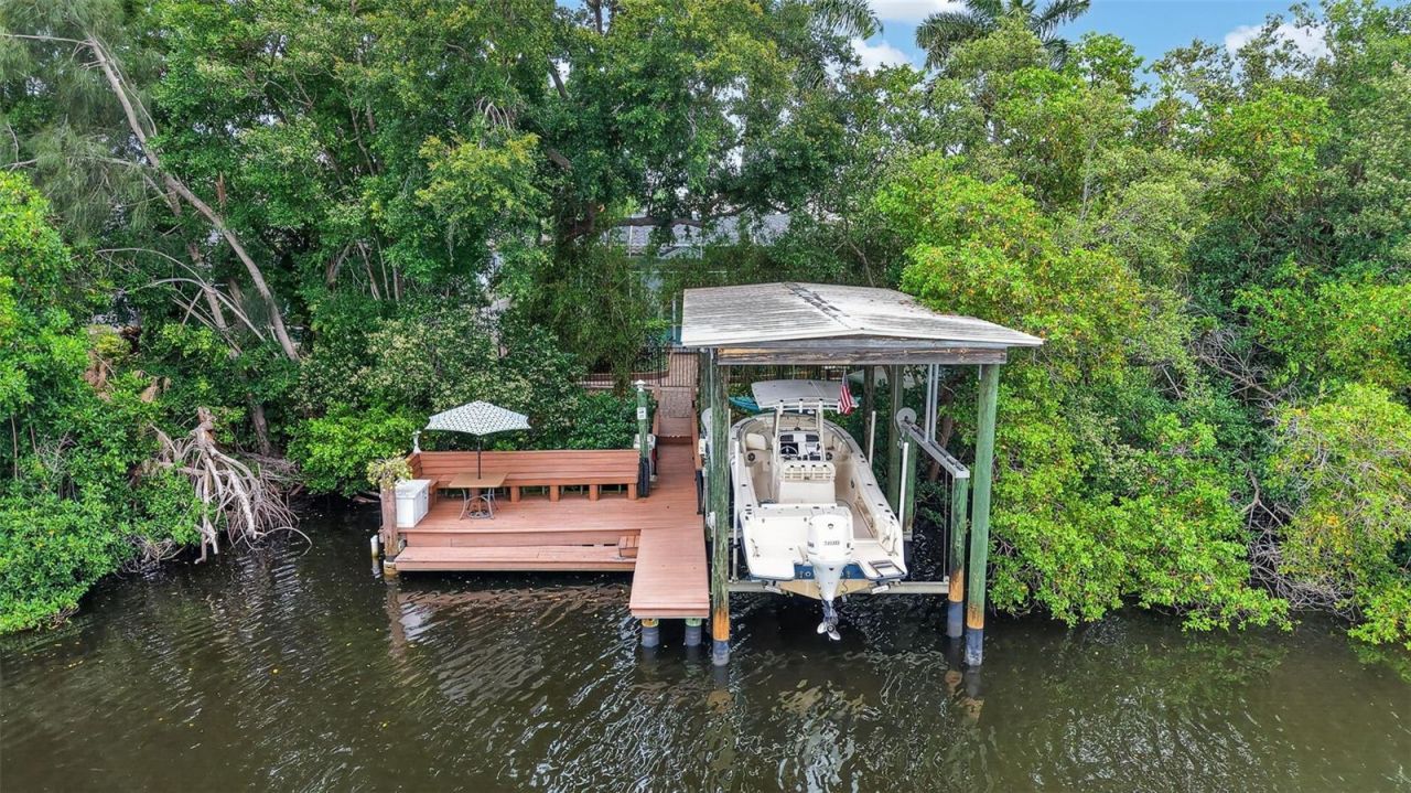 820 Sand Pine Drive Ne, Saint Petersburg, FL 33703 Photo