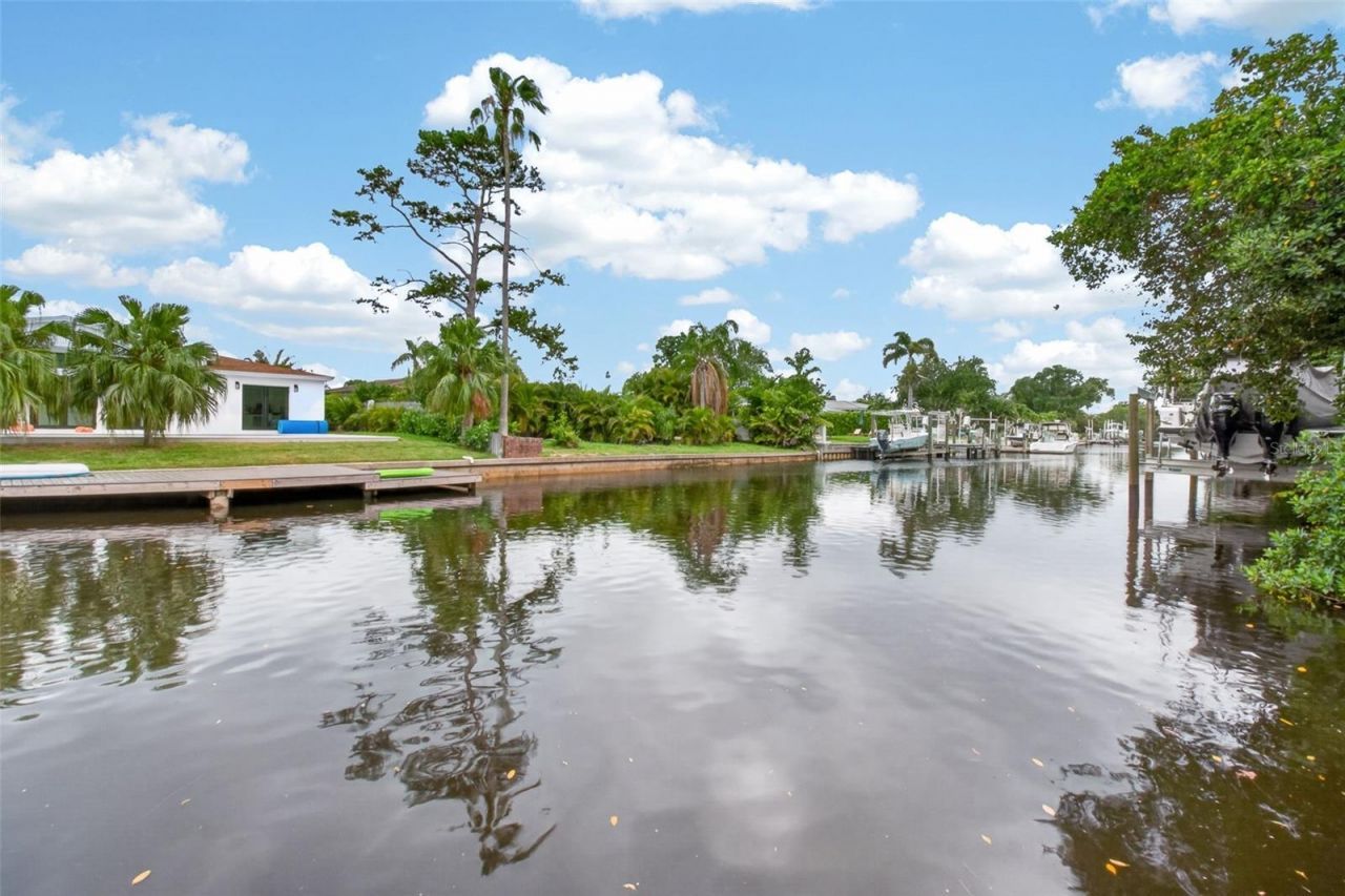 820 Sand Pine Drive Ne, Saint Petersburg, FL 33703 Photo
