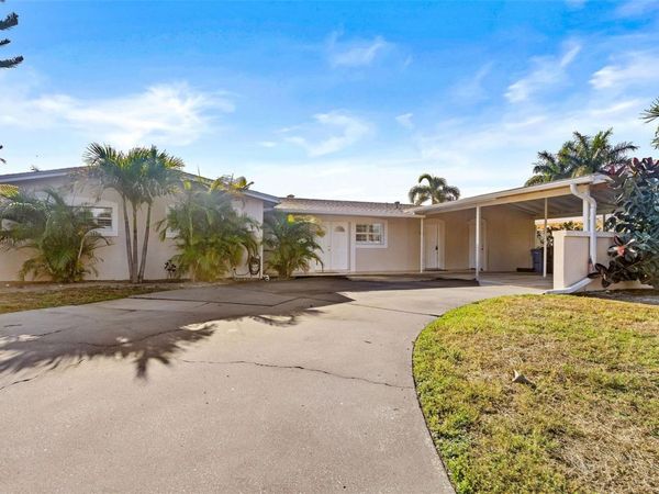 3945 FONTAINEBLEAU DRIVE , TAMPA, FL 33634