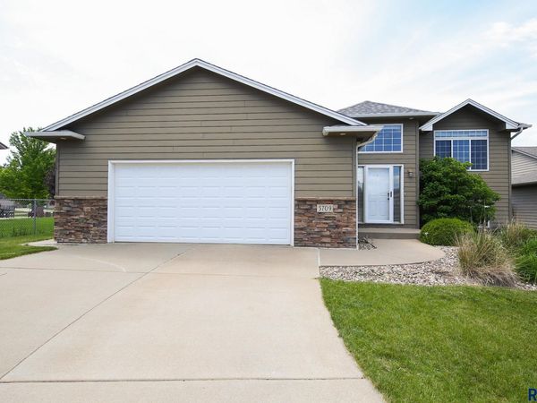 5709 S Kerry Ave, Sioux Falls, SD 57106