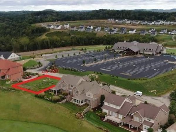 2001 Blackthorne Dr , Jeannette, PA 15644