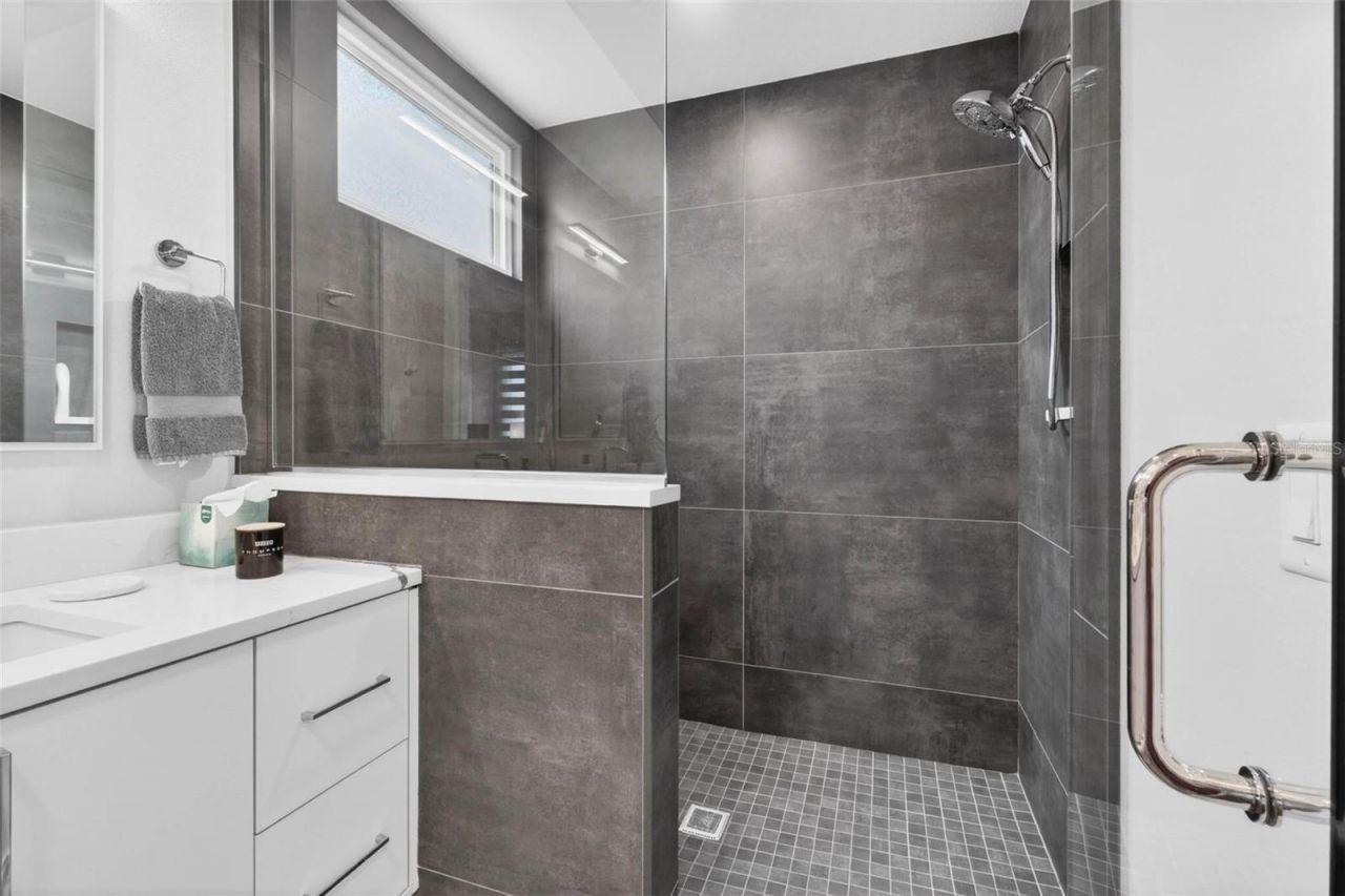 374 6th Street S, Saint Petersburg, FL 33701 Photo