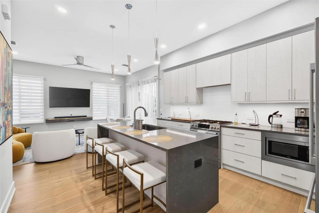 374 6th Street S, Saint Petersburg, FL 33701 Photo
