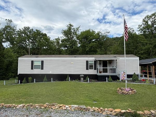 66 Left Derryhale Hill Rd, MOUNT HOPE, WV 25880