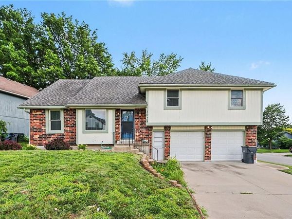 1028 S LINDENWOOD Drive, Olathe, KS 66062