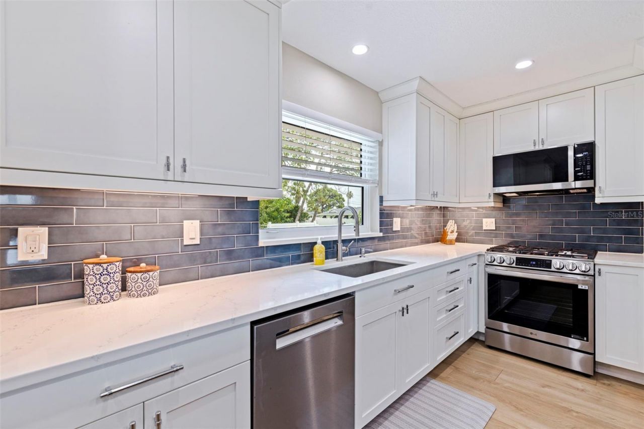 6085 Tanglewood Drive Ne, Saint Petersburg, FL 33703 Photo