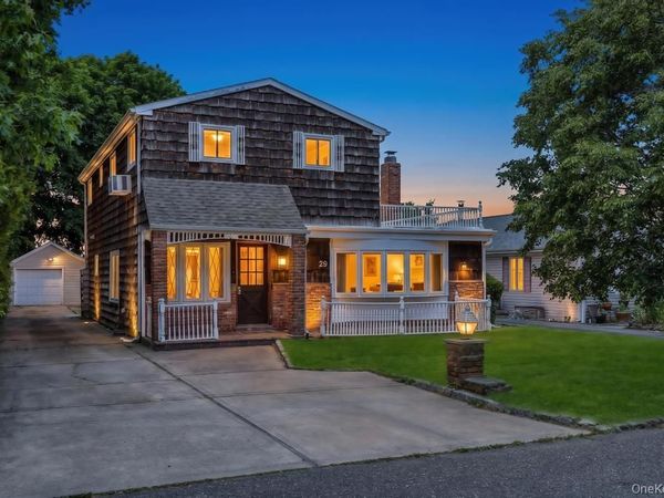29 Pearsall Street , Babylon, NY 11702