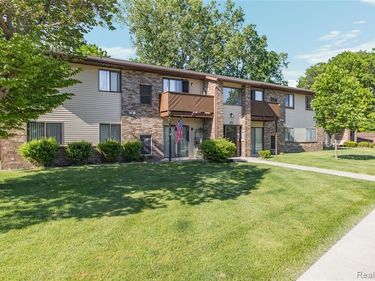 7806 Manor Circle, Westland, MI 48185