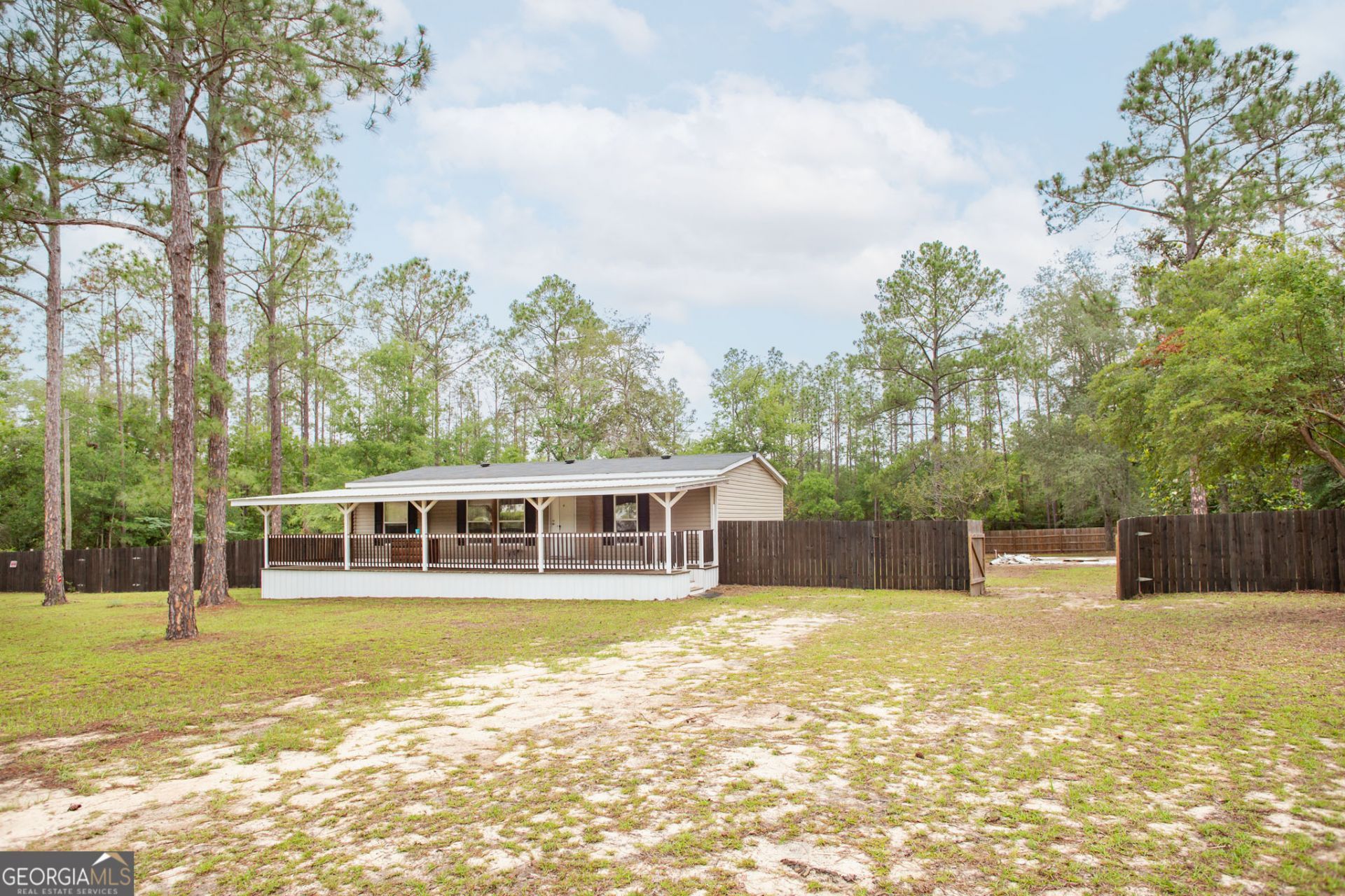 830 Satilla Circle, Blackshear, GA 31516 Main Photo