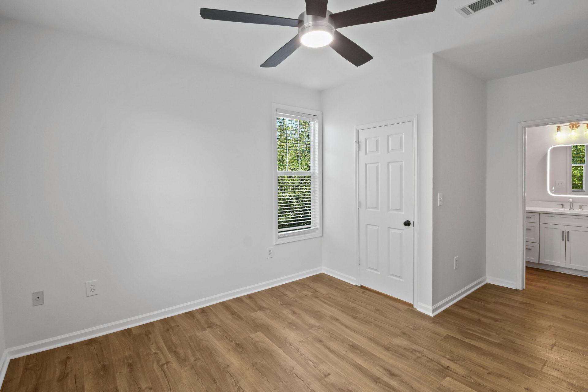 2033 Chatelain Way Photo 10