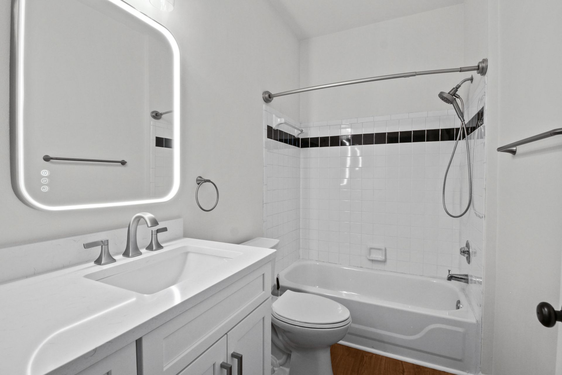 2033 Chatelain Way Photo 17