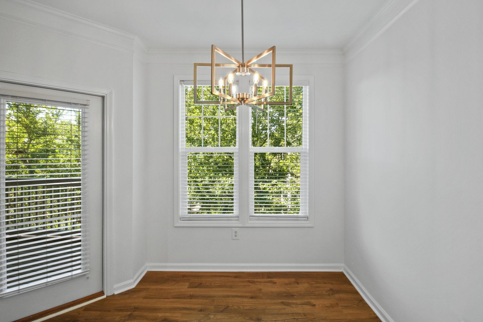 2033 Chatelain Way Photo 7
