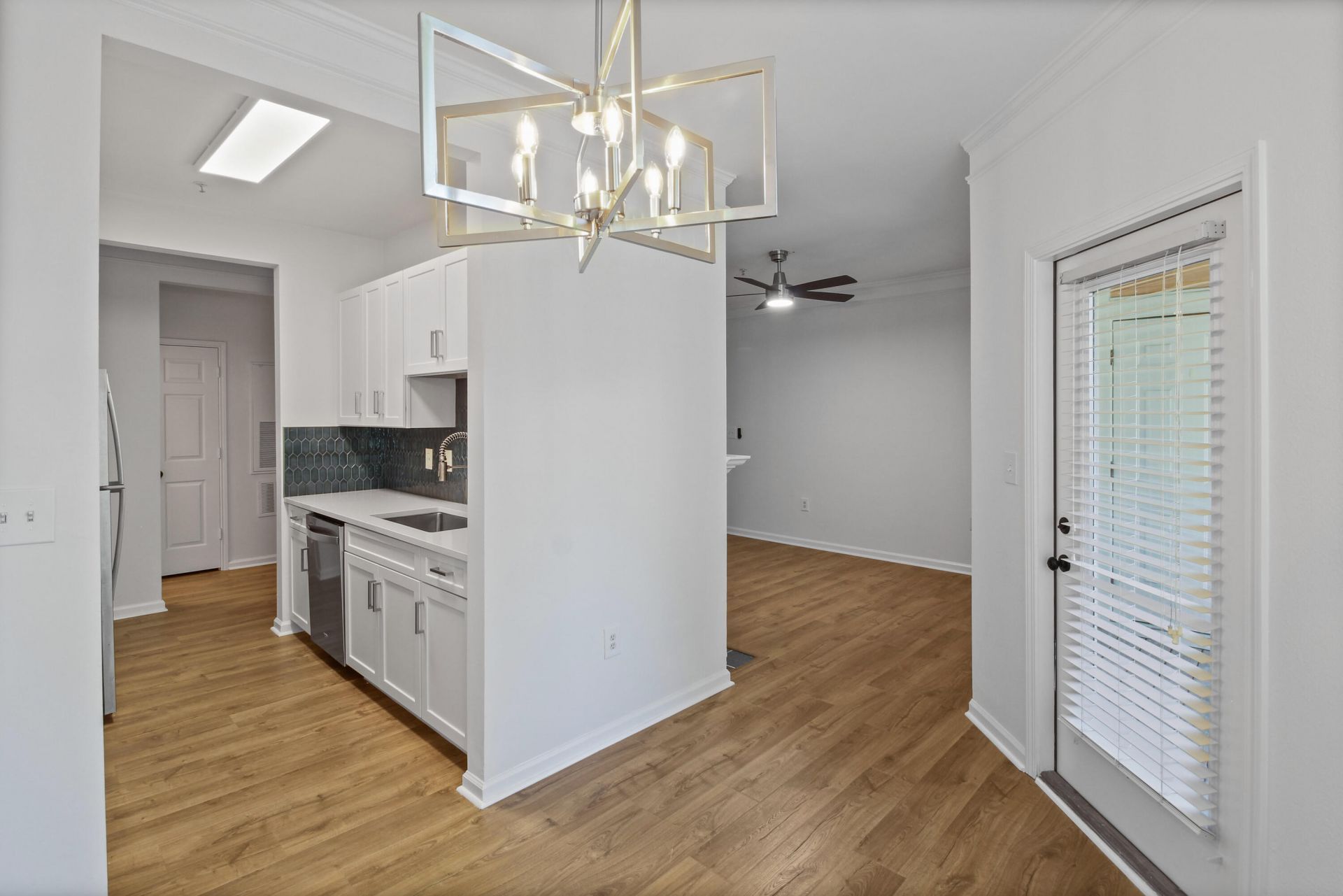 2033 Chatelain Way Photo 8