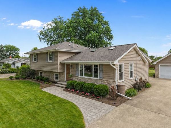 15 W 56th Place, Westmont, IL 60559