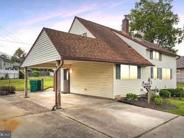 9 RUSTLEAF LANE, LEVITTOWN, PA 19055