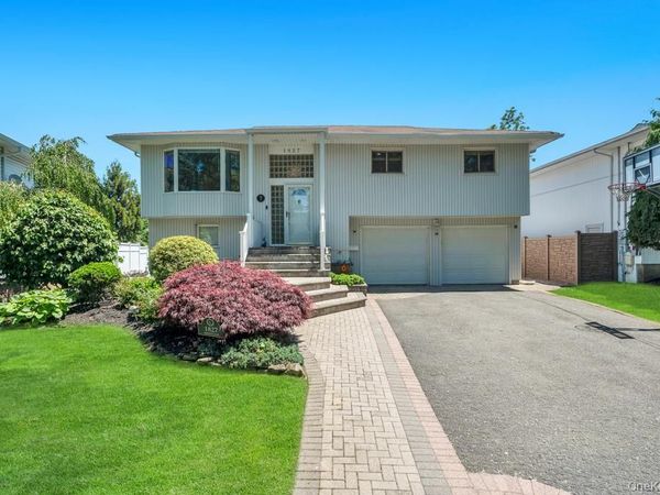 1827 Roberta Lane, Merrick, NY 11566