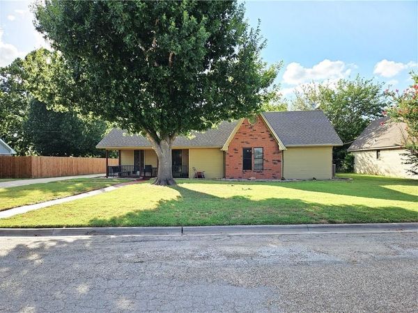 804 Crestline Drive , Mexia, TX 76667