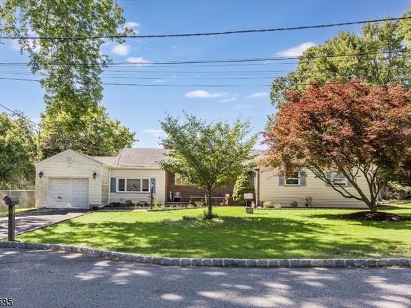 5 Pinewood Ter, Fairfield, NJ 07004