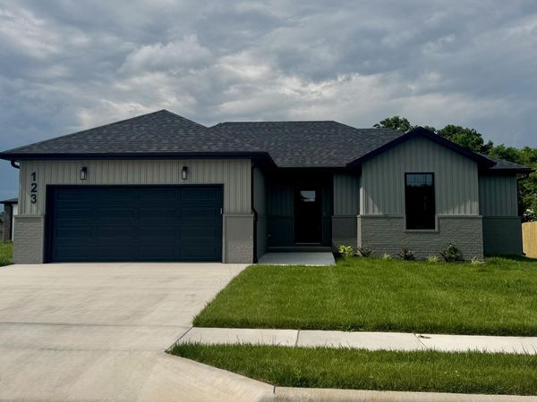 123 E Teakwood Avenue , Clever, MO 65631