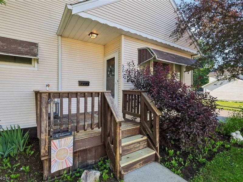 225 24th Street NW, Barberton, OH 44203 Photo 2