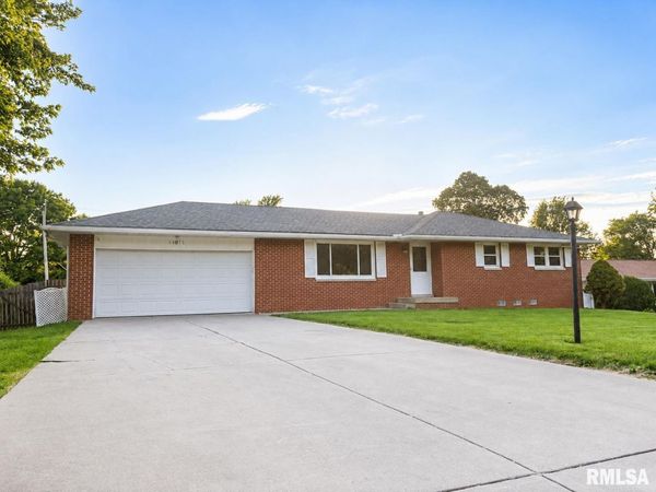 405 DANIEL Parkway, Washington, IL 61571