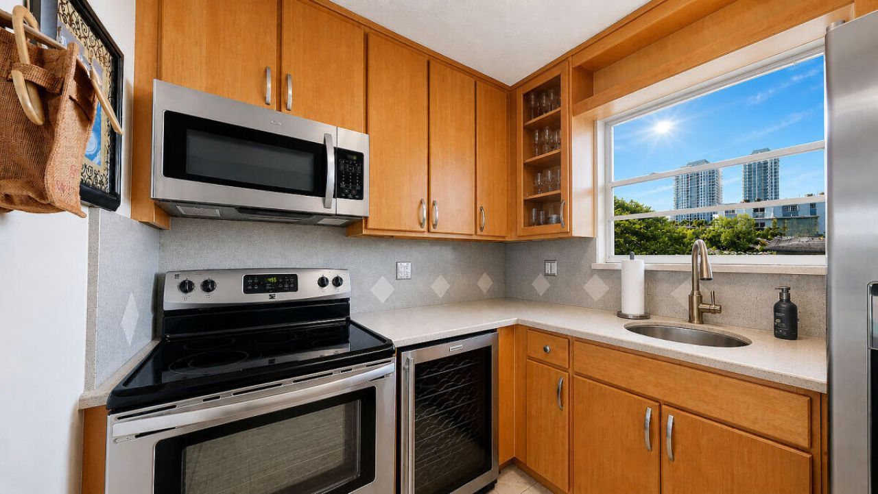 7795 NE Bayshore Court, Unit 502, Miami, FL 33138 Photo