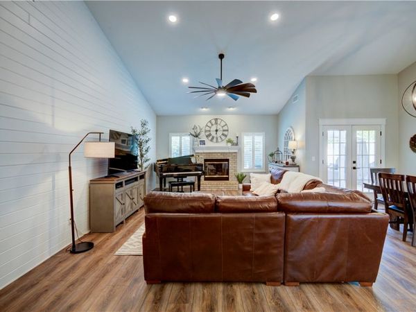 1812 E Oakmont , Fresno, CA 93730