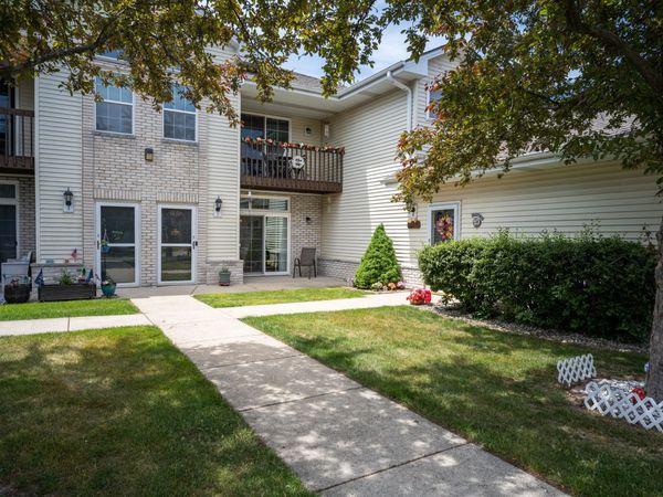 6115 S Creekside Dr, Unit 2, Cudahy, WI 53110