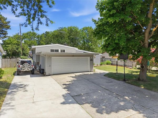 1112 E Washburn Place, Saginaw, MI 48602